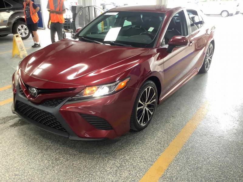 2018 toyota camry  - $17,900