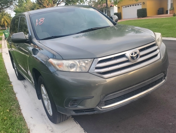 2013 Toyota Highlander  - $9,900