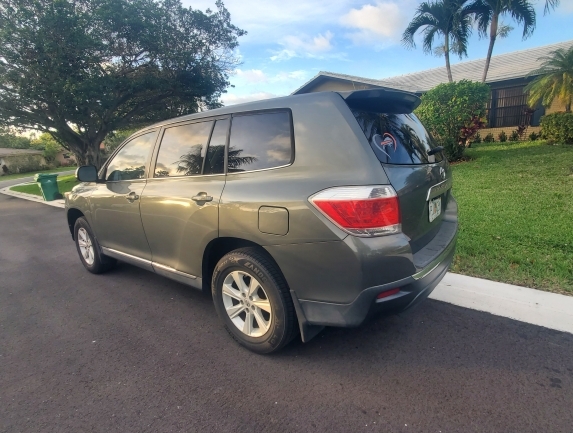 2013 Toyota Highlander  - $9,900